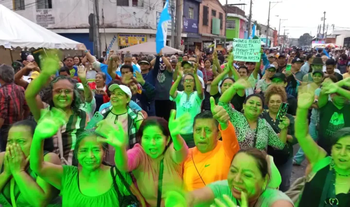 Guatemaltecos celebraron el fin del mandato de Consuelo Porras frente al edificio del Ministerio Público