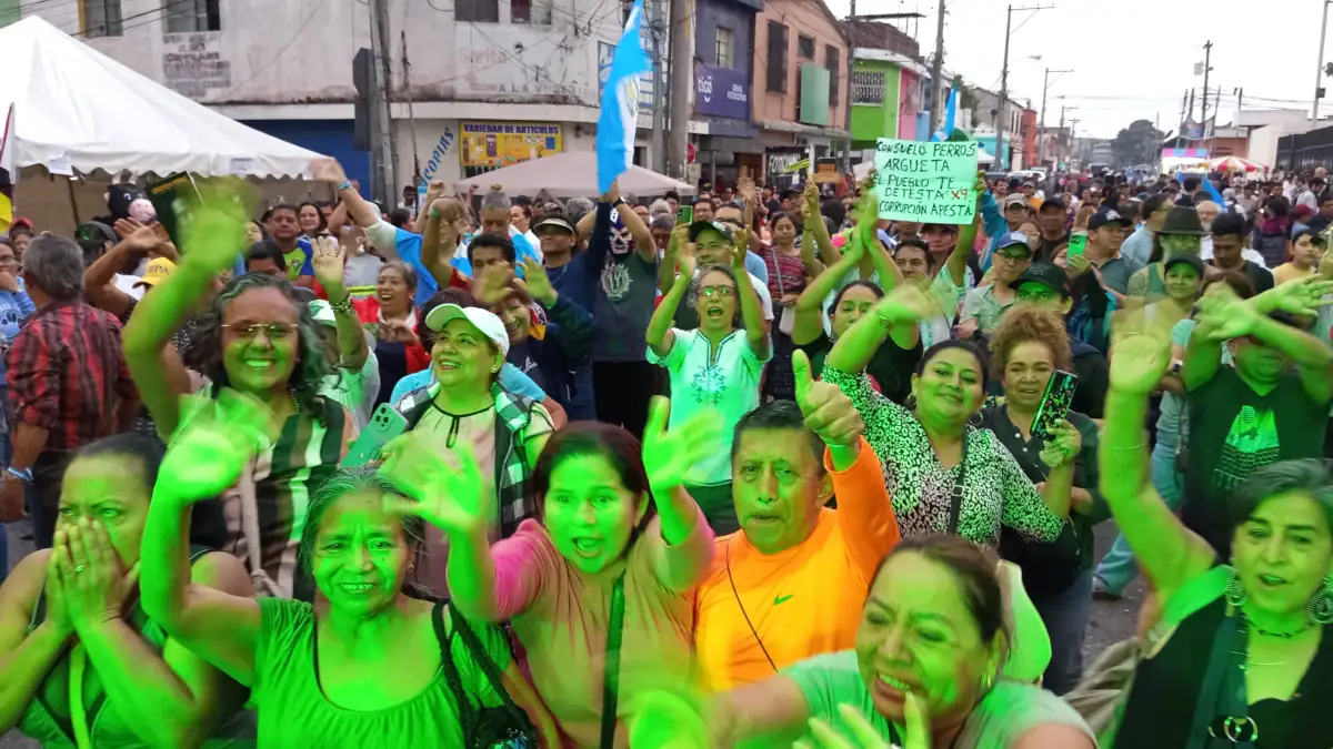 Guatemaltecos celebraron el fin del mandato de Consuelo Porras frente al edificio del Ministerio Público