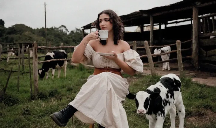 La cantante chilena-guatemalteca Cata Contreras lanza su primer EP Con cariño, Catalina