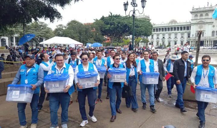 Poder Ciudadano entrega al Congreso más de 16 mil firmas para una reforma constitucional en el sector justicia